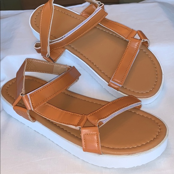 Dad Sandals in Tan and white. Women’s Size 11. - Picture 2 of 5